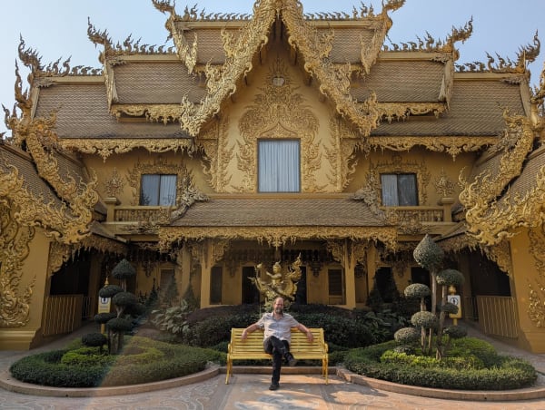 56_chiangrai_white_temple_chris_toilet_qqfyjb