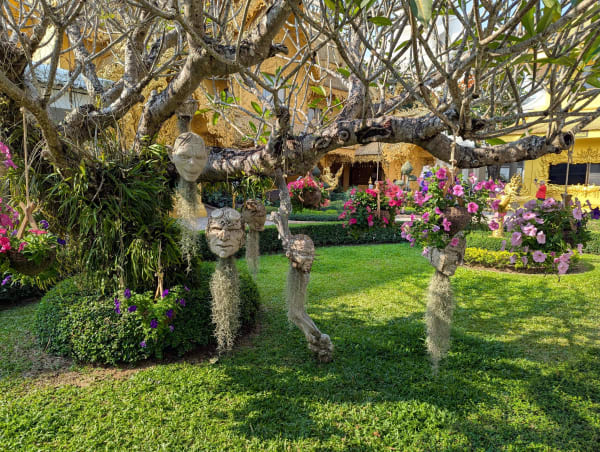 57_chiangrai_white_temple_deco_heads_gxiwnx
