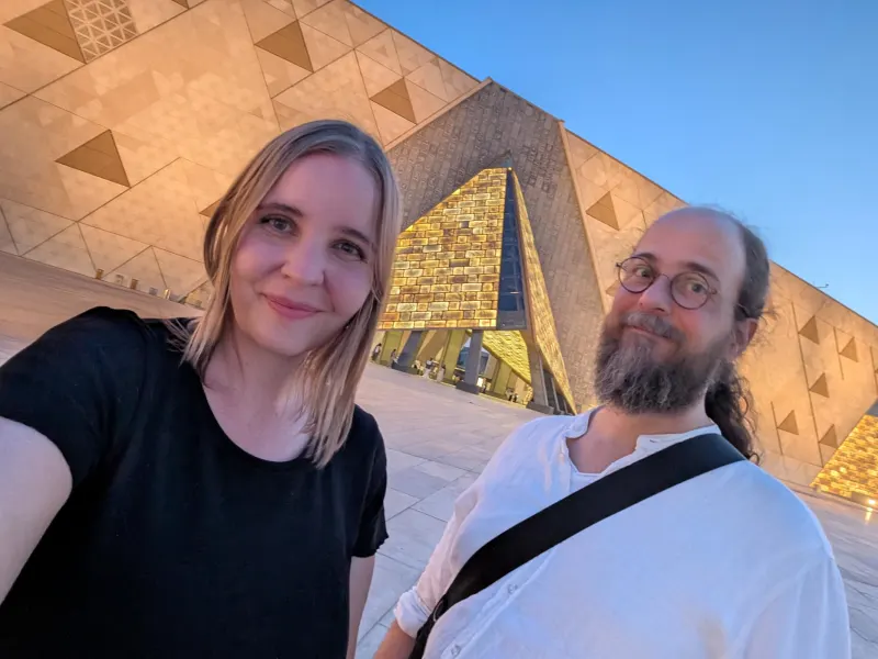 19_cairo_museum_gem_outside_selfie_sukehm - Kairos Museen