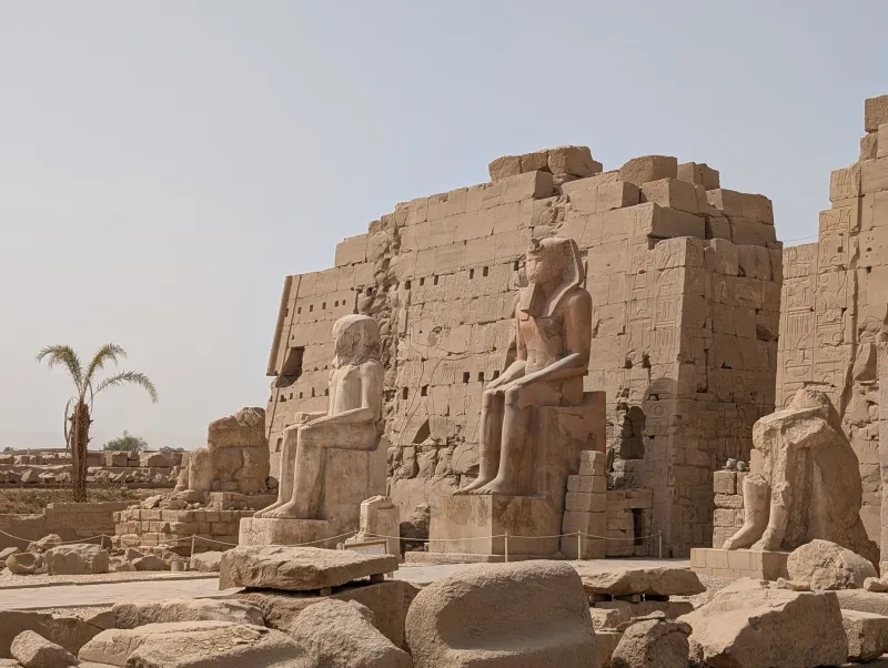 06_luxor_karnak_gate_statues_wide_gfkvu1 - Hallo Luxor!