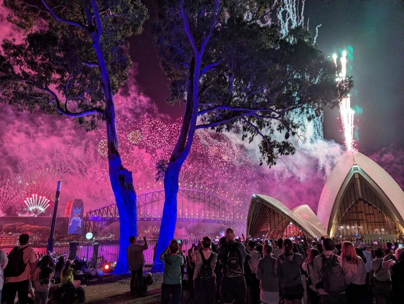 15_sydney_nye_fireworks_pink_3_coverimage_wtsx8x - Hallo 2025!