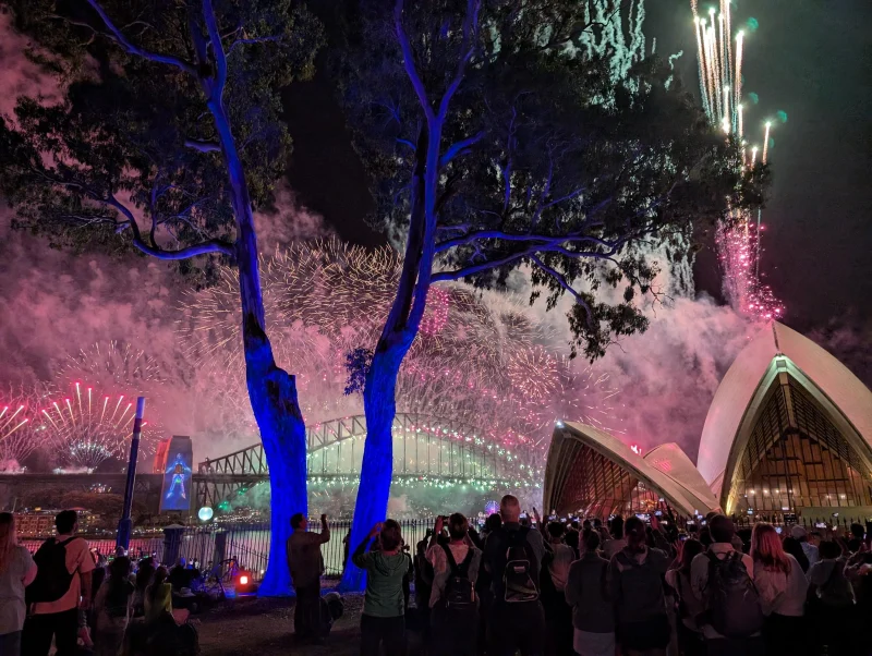 sydney nye fireworks pink 4 coverimage - Hallo 2025!
