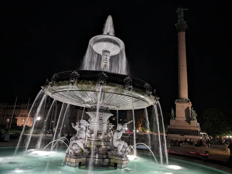 18_stuttgart_schlossplatz_brunnen_nacht_coverimage_dlkto8 - Bye Bye Stuttgart