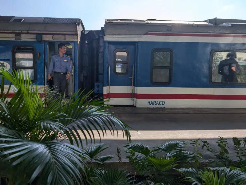 vn train ouside 1 - Hallo Vietnam!