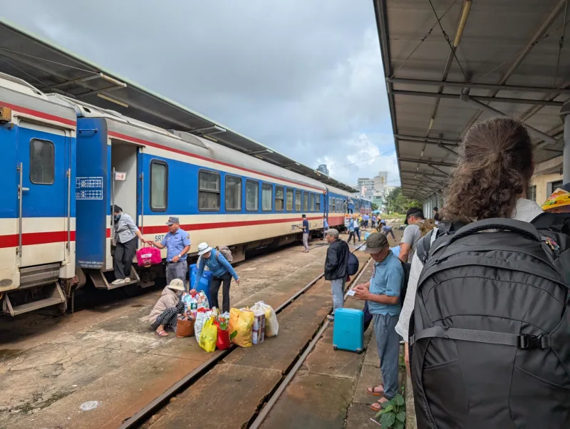 23_vn_train_outside_2_bpoqii - Hallo Vietnam!