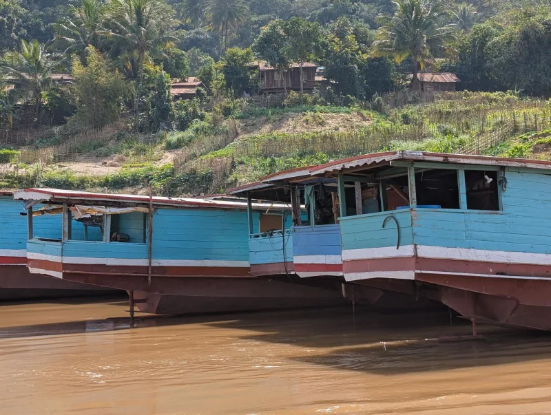 30_laos_mekong_blue_boats_oqlwfu - Hallo Laos!