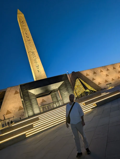 cairo museum gem outside obelisk chris gcf9co - Kairos Museen