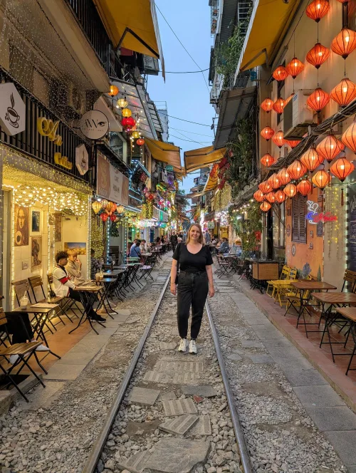 vn hanoi train street yhxpoa - Höhen und Tiefen