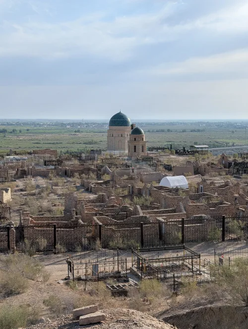 uz mizdak necropolis view 01 z4hux5 - Wo das Meer Verschwand