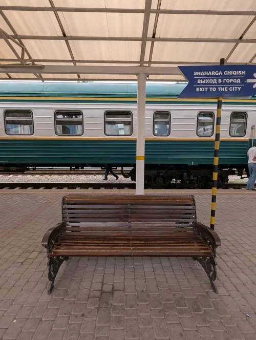 uz taschkent train station bank bb0iyx - Wo das Meer Verschwand