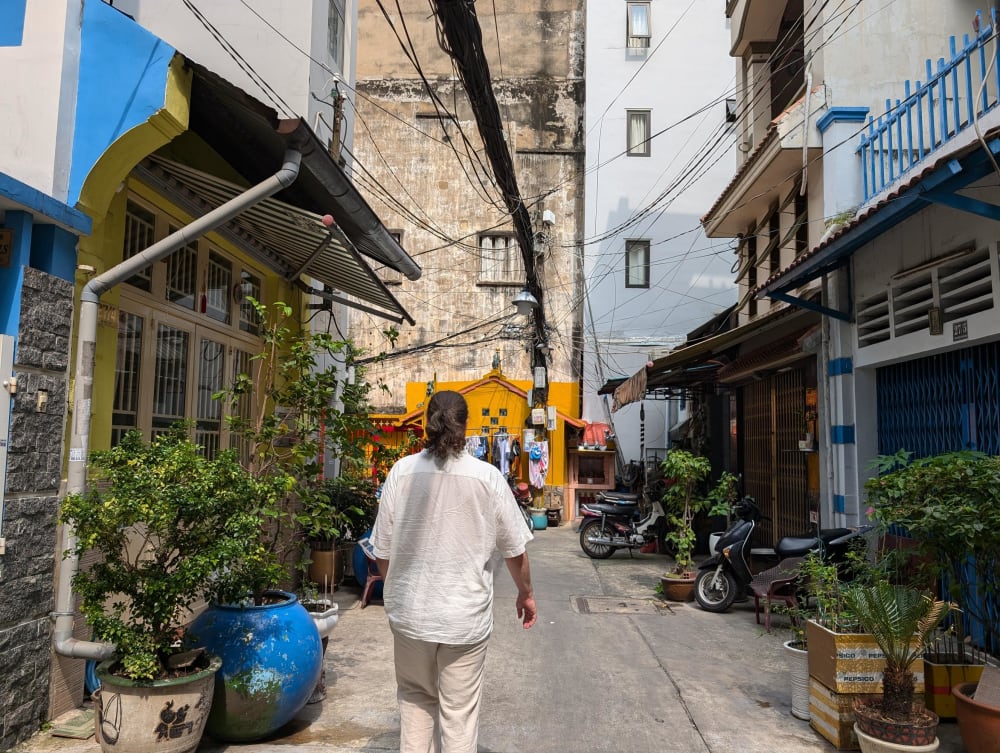02_vn_saigon_alley_chris_x3tcx7