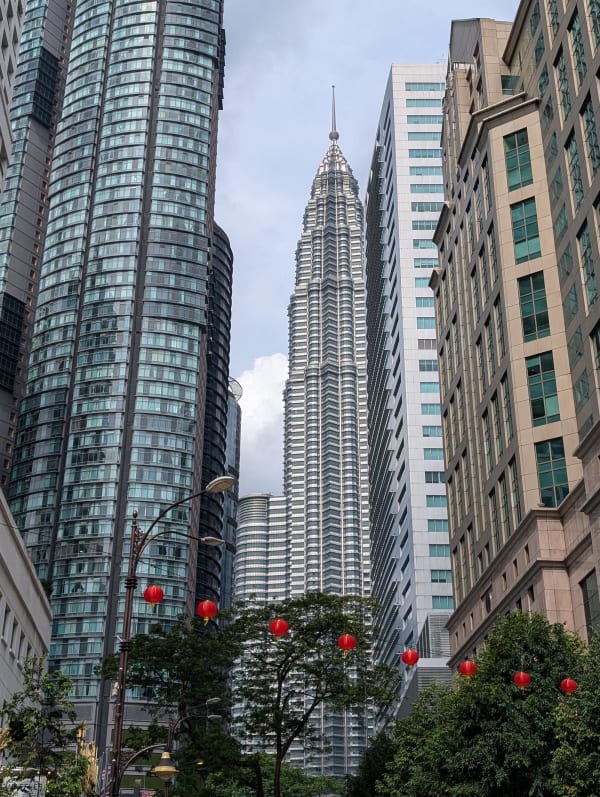 06_kl_petronas_occluded_day_oulqbq