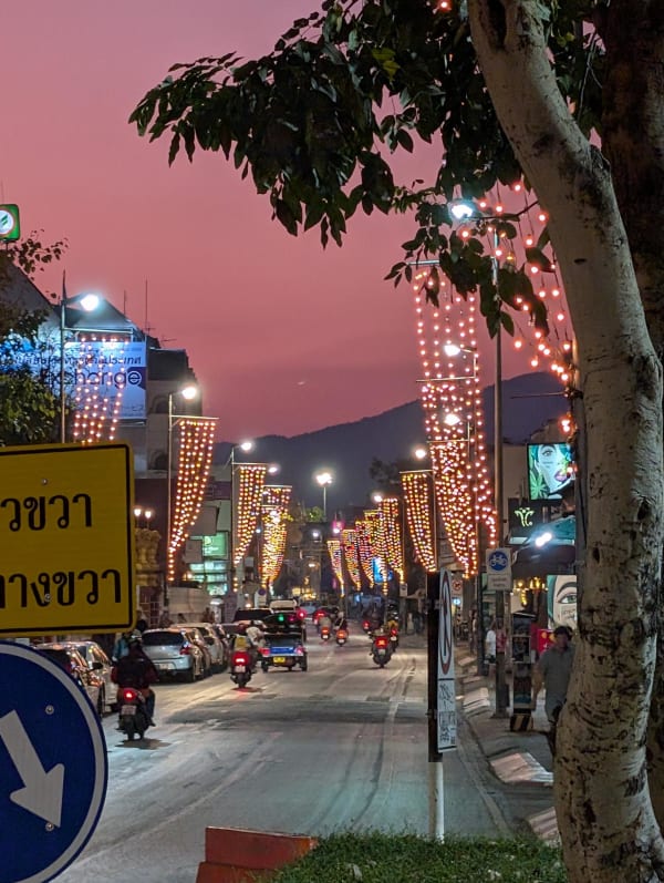 09_chiangmai_smog_street_zuhl9m