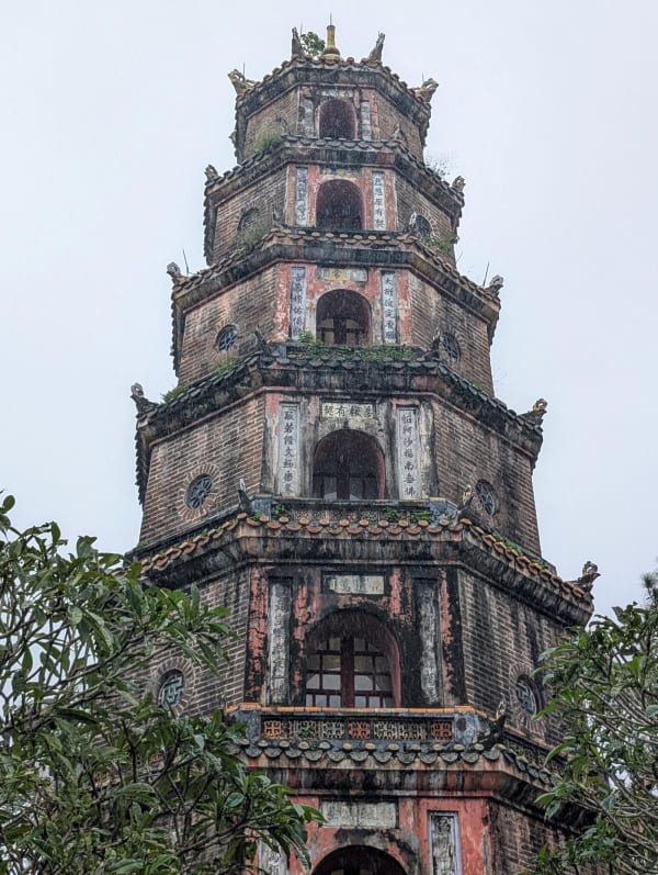 09_vn_hue_pagoda_u419qh