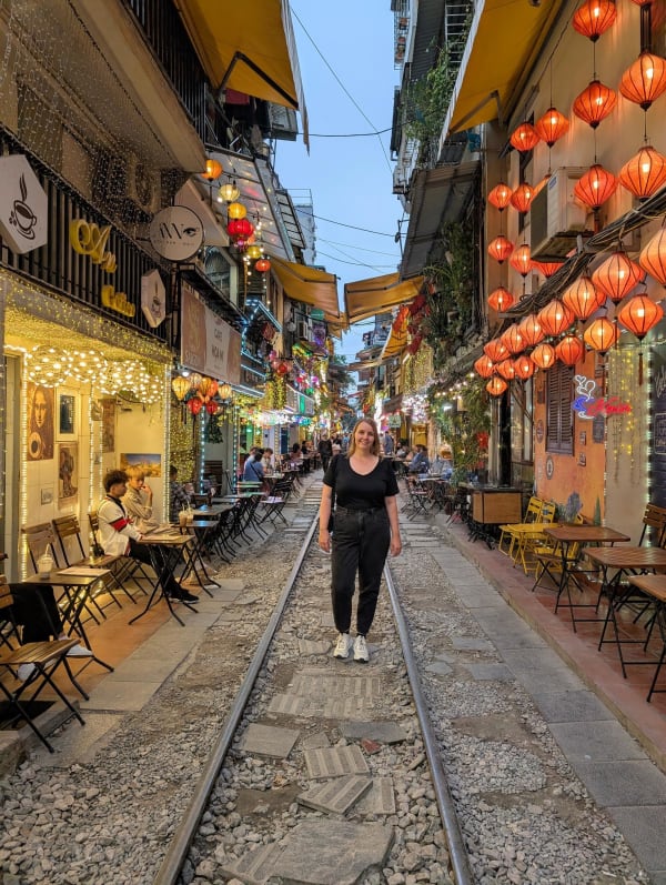 22_vn_hanoi_train_street_yhxpoa