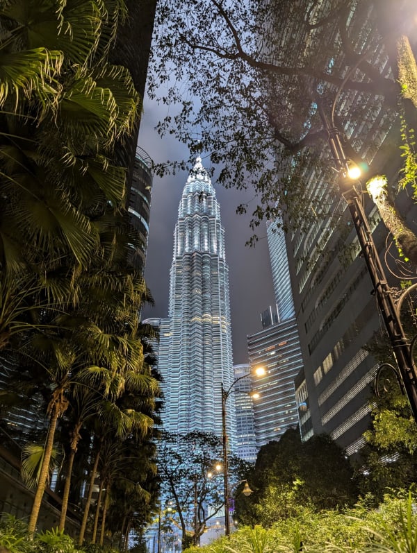 27_kl_petronas_occluded_night_hebifo