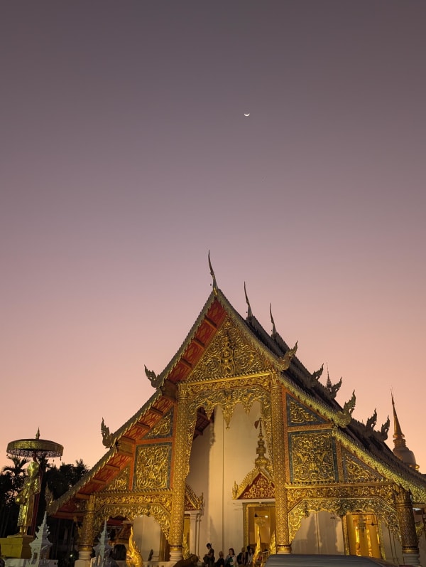 39_chiangmai_golden_temple_moon_csrqny