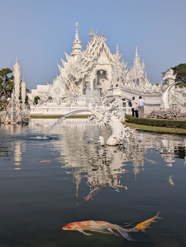 51_chiangrai_white_temple_fish_vgwulw