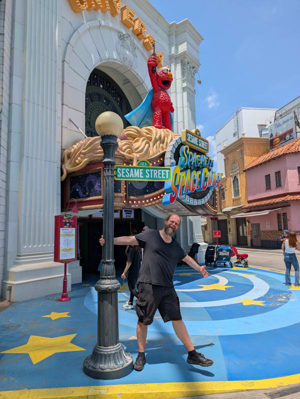 65_sg_universal_sesamestreet_chris_lxmm2f