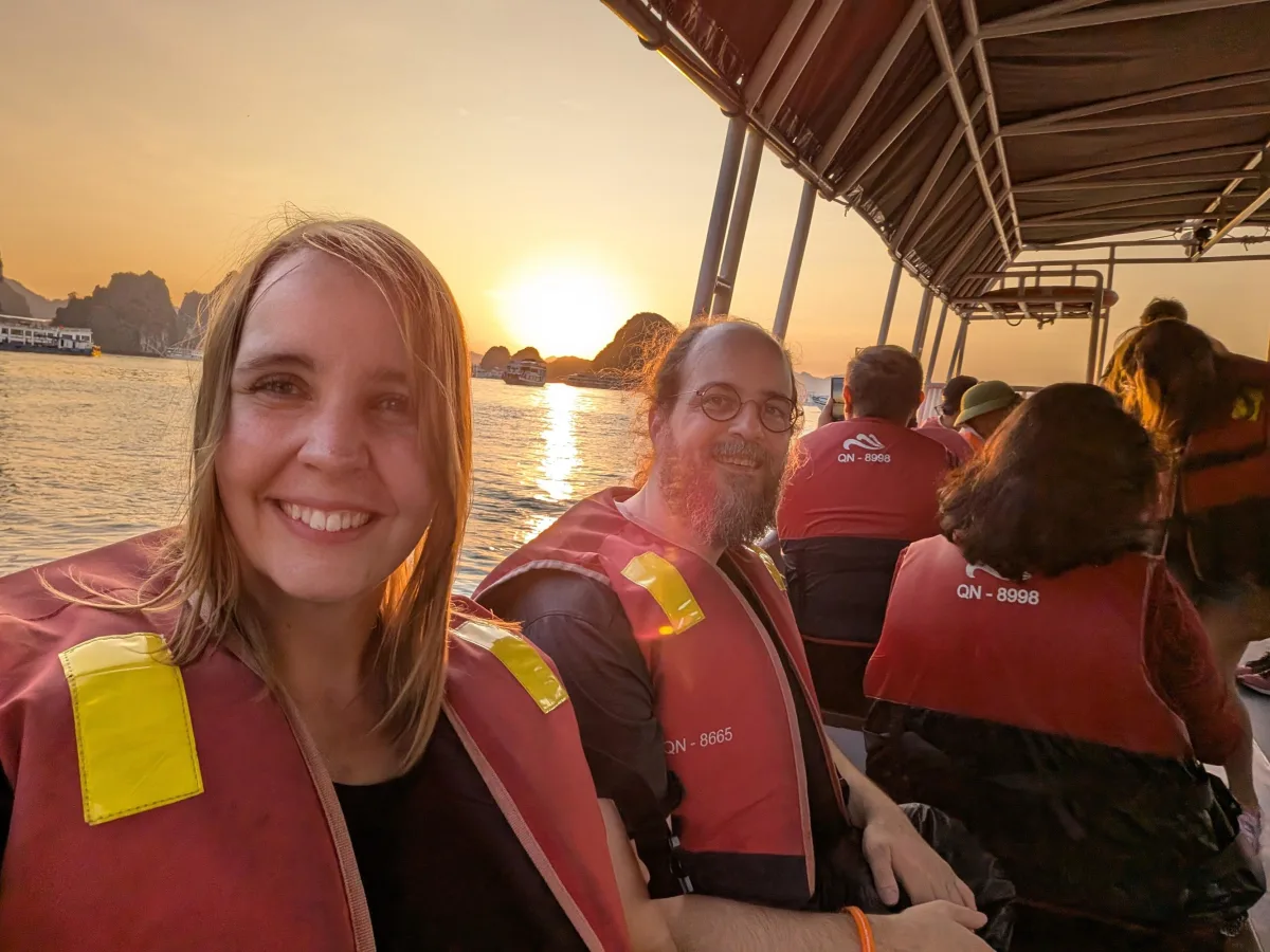 31_vn_halong_boat_selfie_c49rl9 - Hallo Halong Bay!