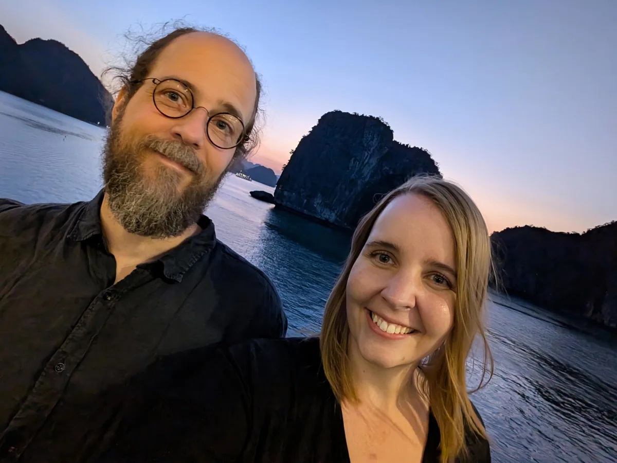 vn halong dawn selfie essbha - Hallo Halong Bay!
