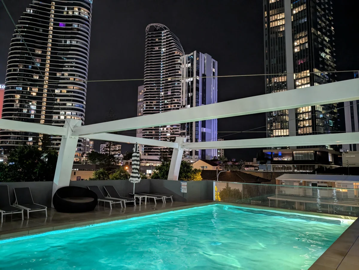 03_goldcoast_pool_uyh69h - Kurz nach Queensland