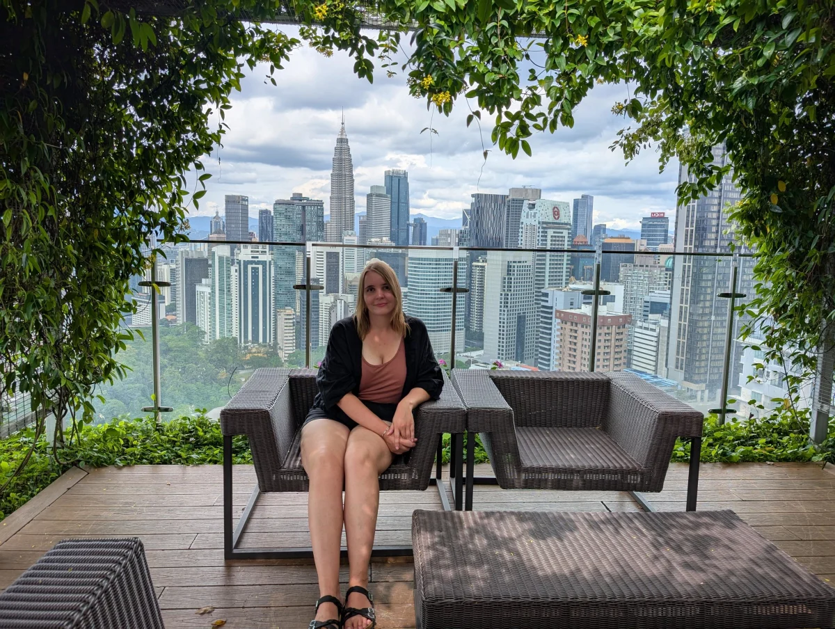 view anna sitting - Hallo Kuala Lumpur!