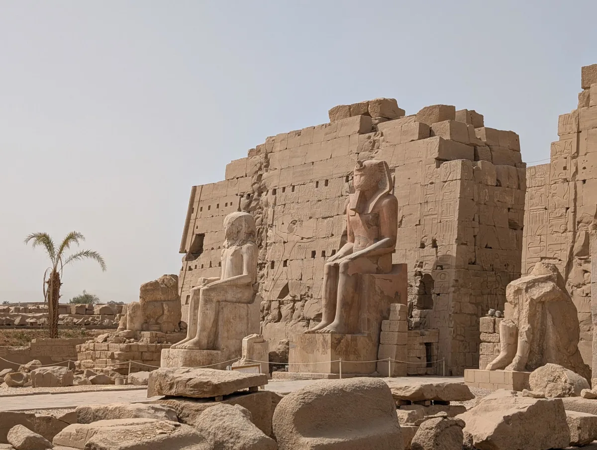 06_luxor_karnak_gate_statues_wide_gfkvu1 - Hallo Luxor!