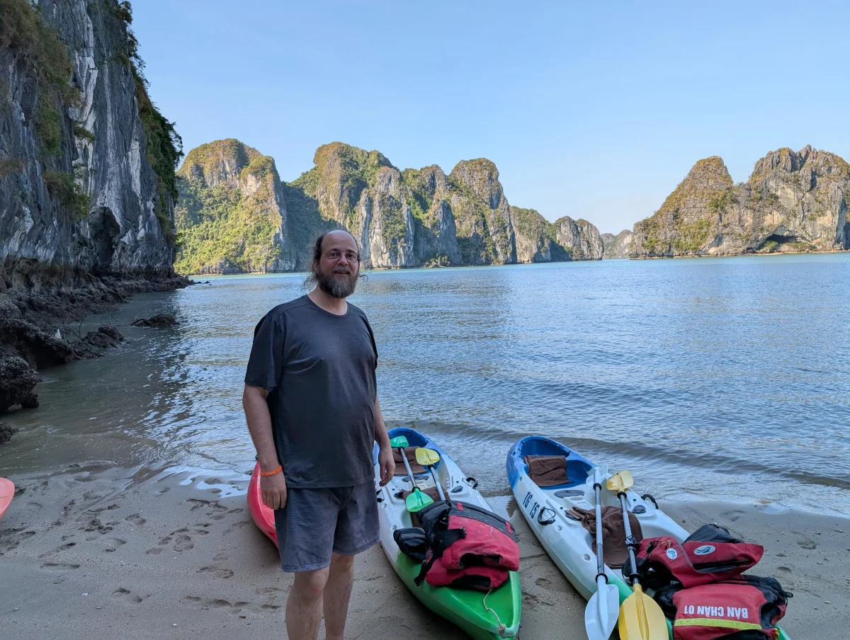 vn halong kayak beach chris - Hallo Halong Bay!