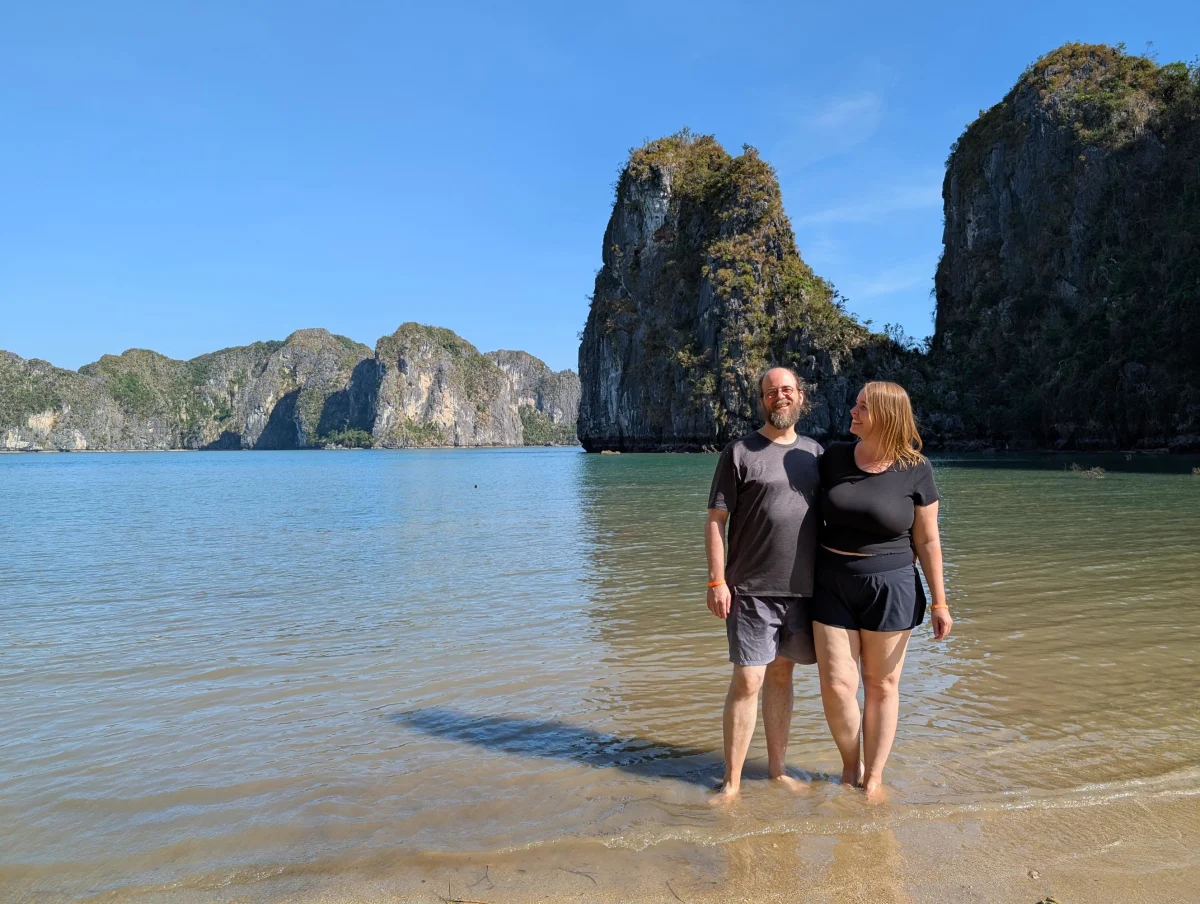 17_vn_halong_beach_anna_chris_csuisu - Hallo Halong Bay!