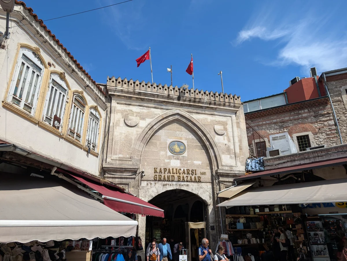 istanbul grand bazaar entrance mwctyn - Hallo Istanbul!