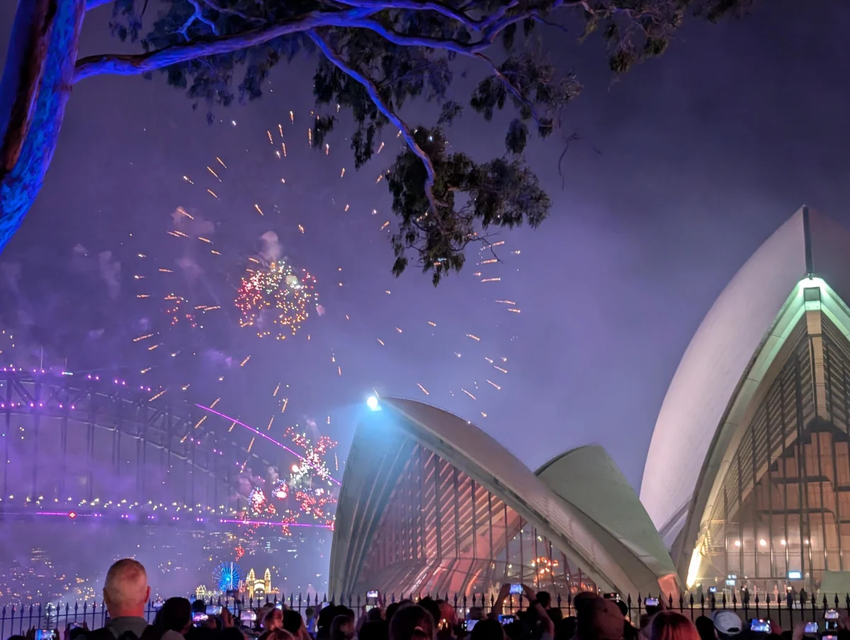 22_sydney_nye_fireworks_closeup_fgprlv - Hallo 2025!