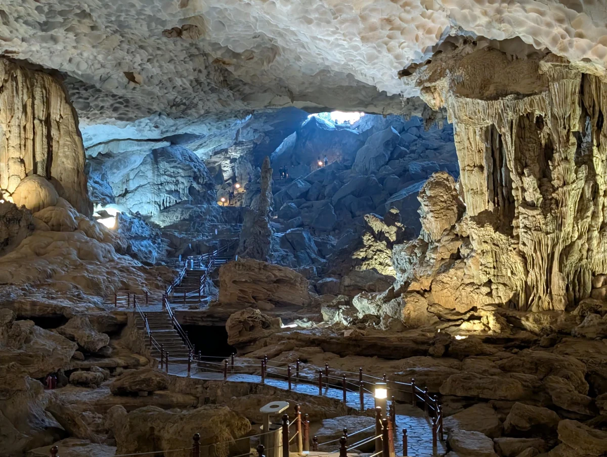 29_vn_halong_caves_impression_ajk0sq - Hallo Halong Bay!