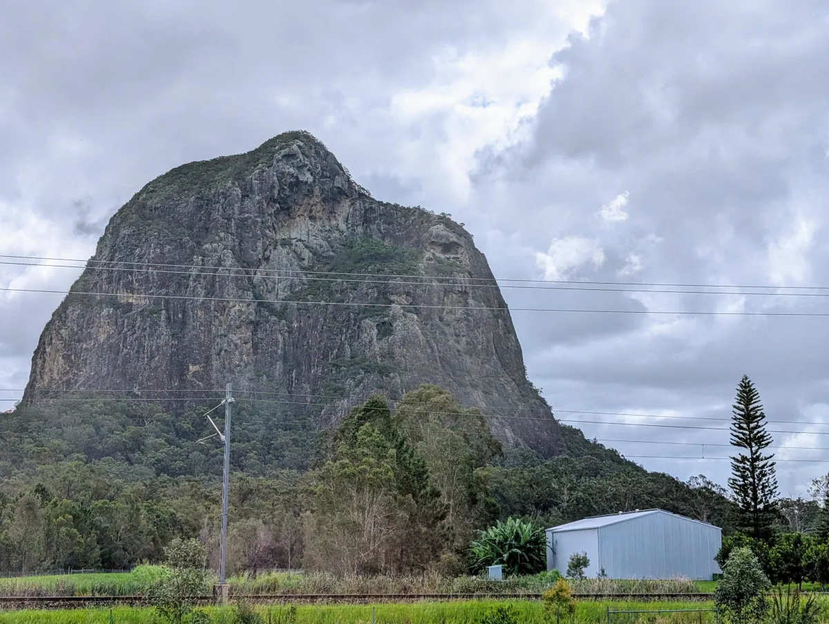 glasshousemountains driveby pui3kq - Kurz nach Queensland