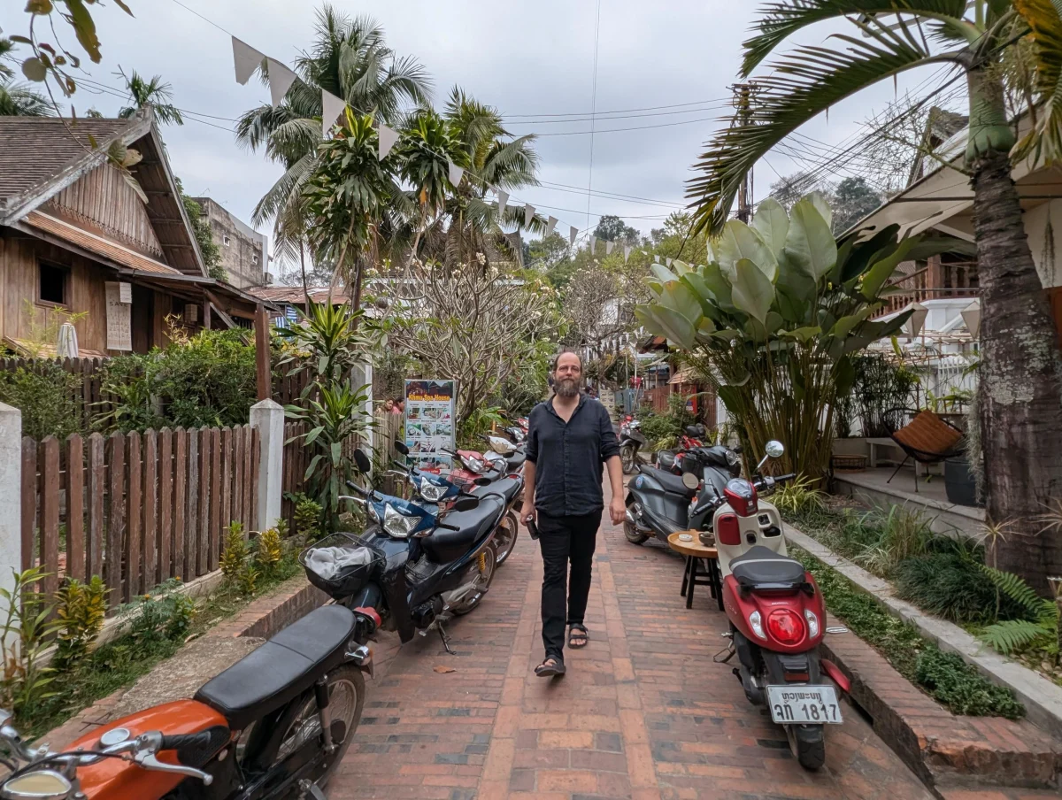 lp chris street 1 - Hallo Laos!