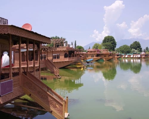 Essential Tips for Living on a Houseboat