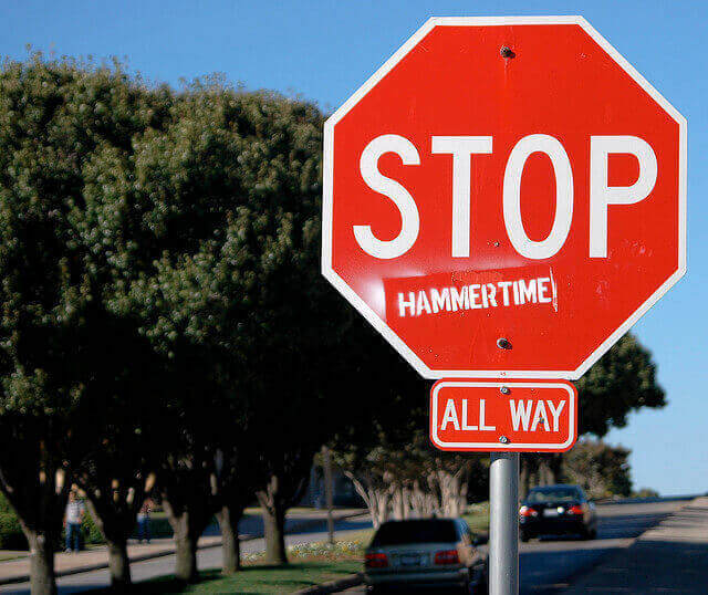 Stopp-Schild mit Hammertime drauf