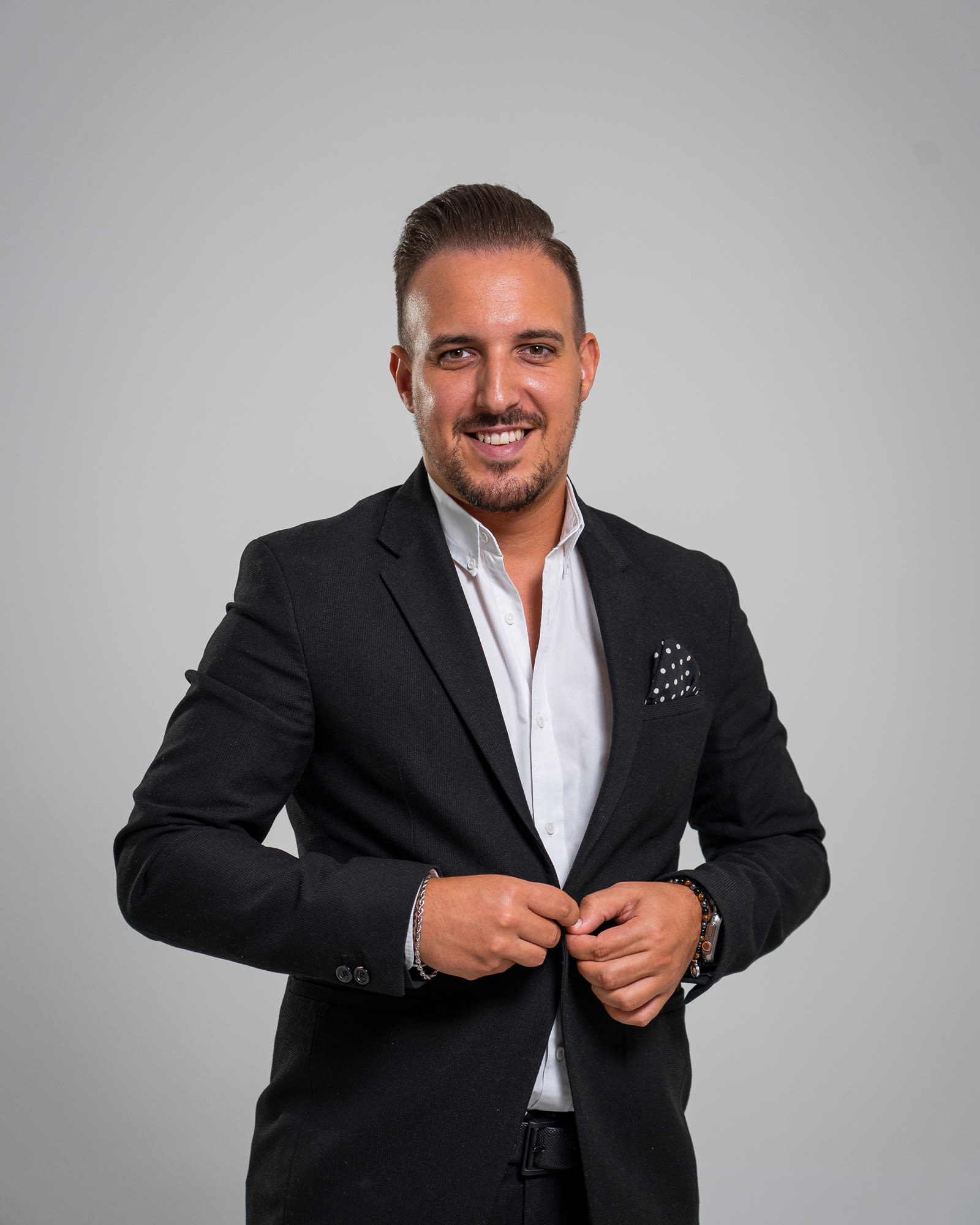 Retrato profissional em estúdio de colaborador da DS Intermediários de Crédito