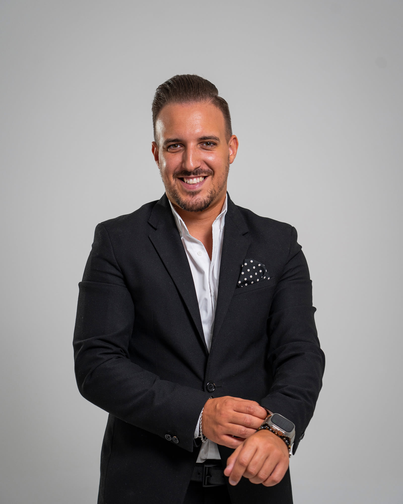 Retrato profissional em estúdio de colaborador da DS Intermediários de Crédito