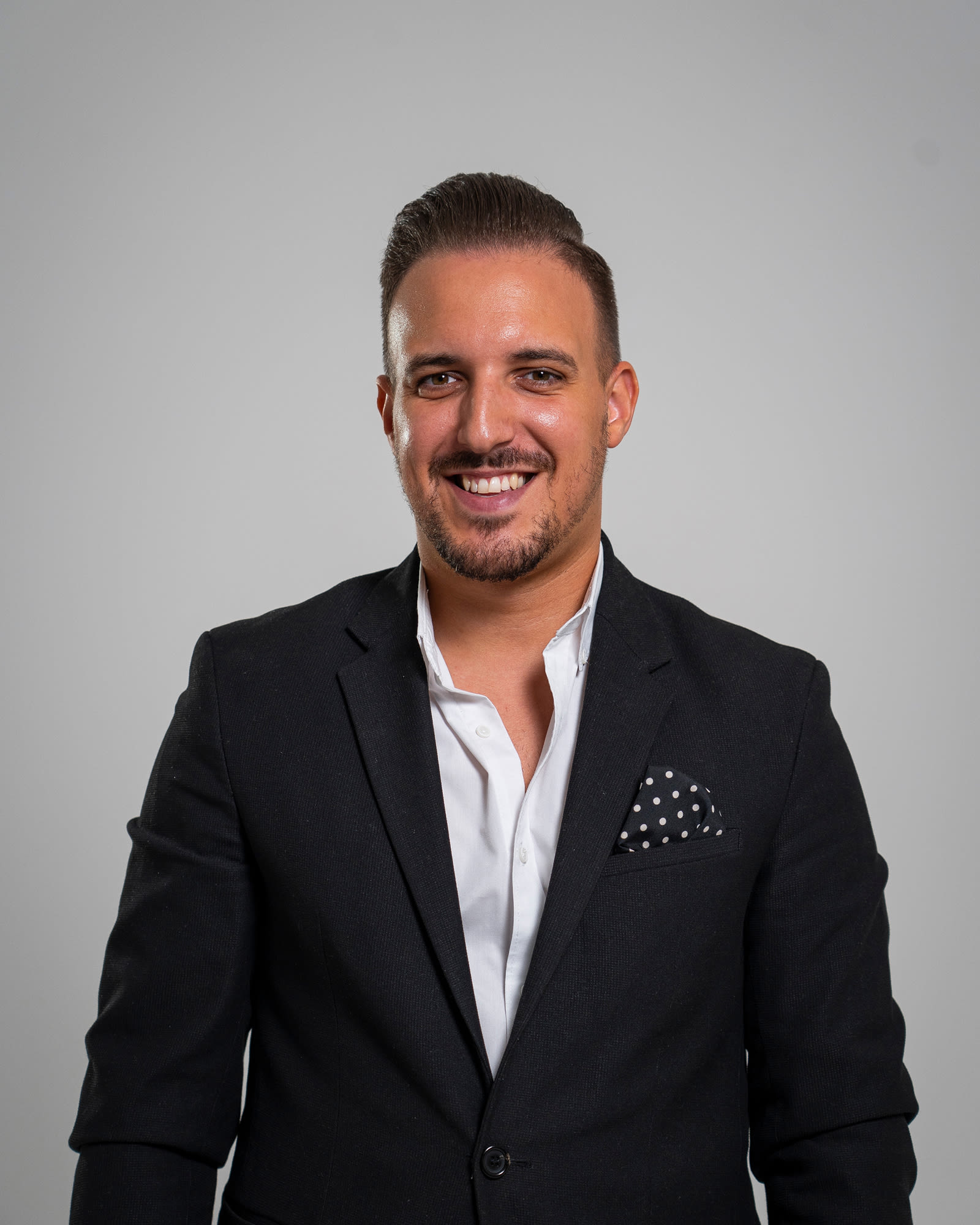 Retrato profissional em estúdio de colaborador da DS Intermediários de Crédito