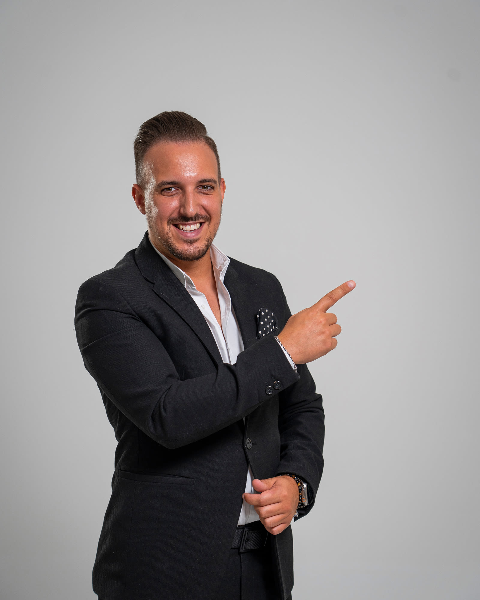 Retrato profissional em estúdio de colaborador da DS Intermediários de Crédito