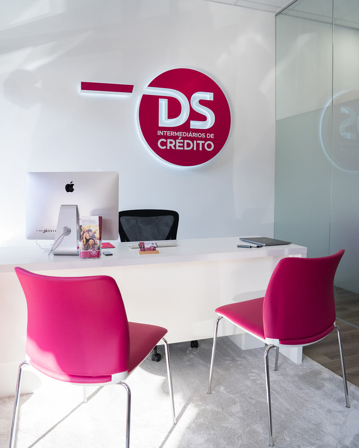 Fotografia da inauguração e equipa da DS Intermediários de Crédito