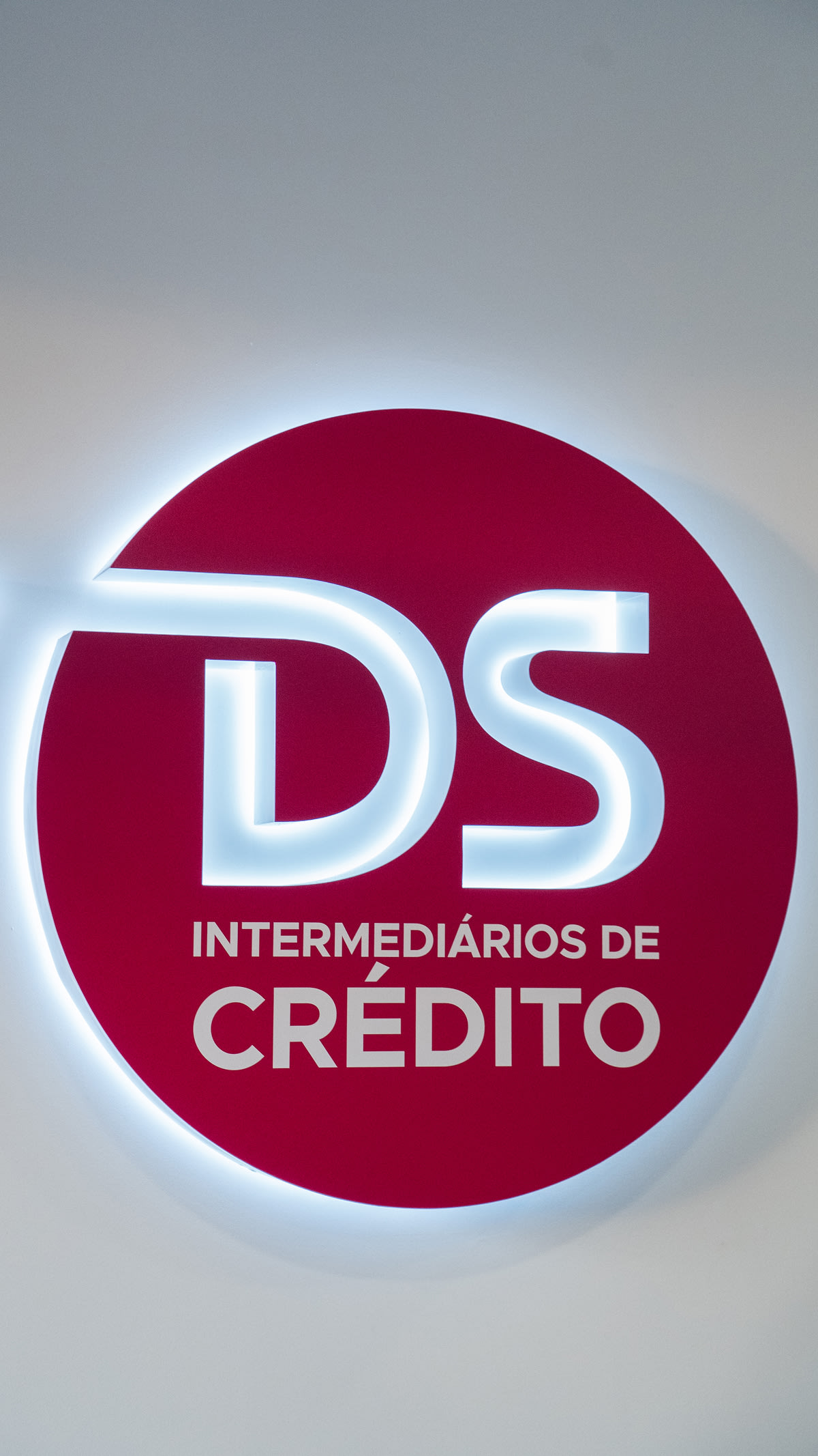 Fotografia da inauguração e equipa da DS Intermediários de Crédito
