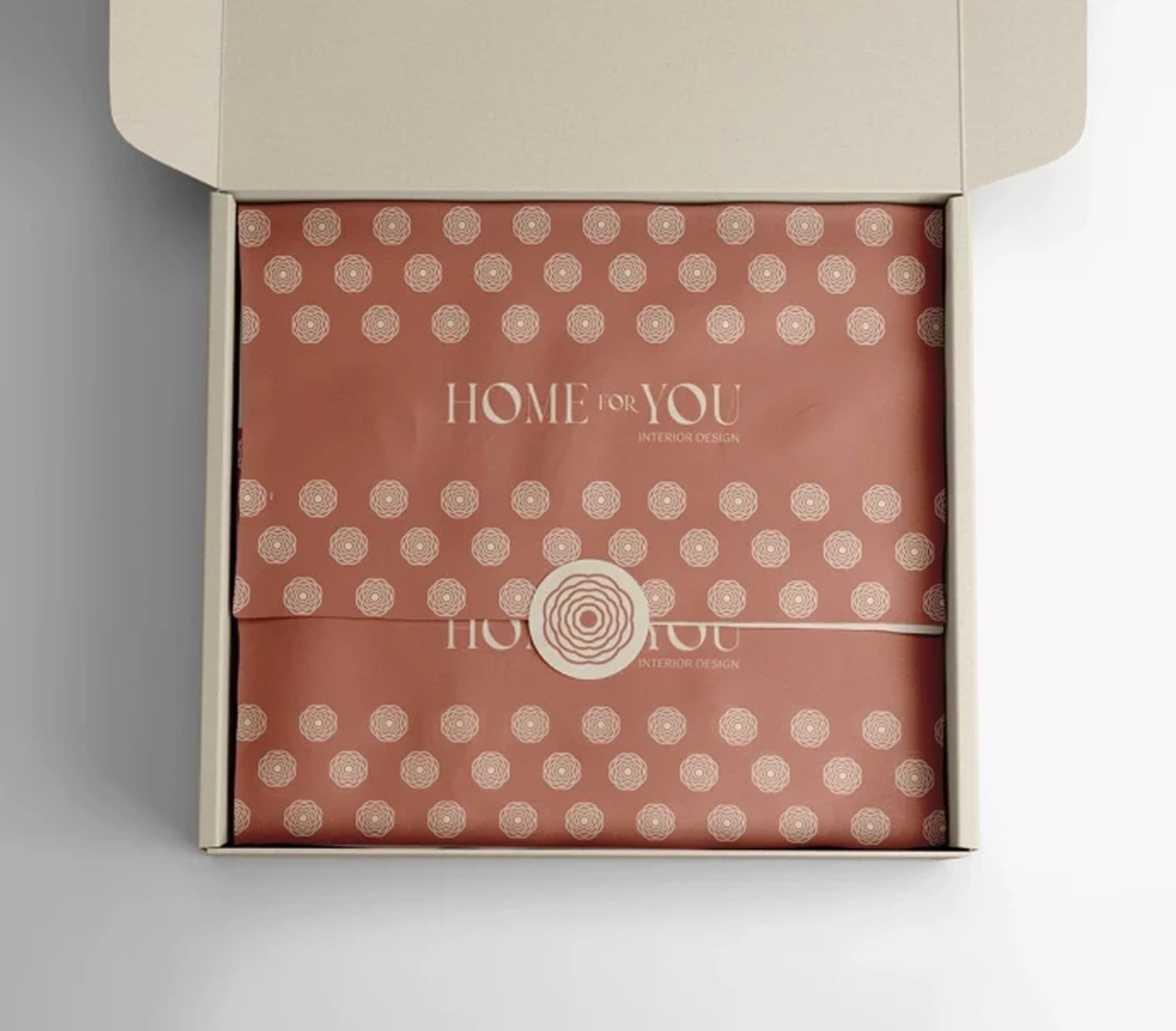 Aplicação da marca Home For You em packaging e materiais físicos