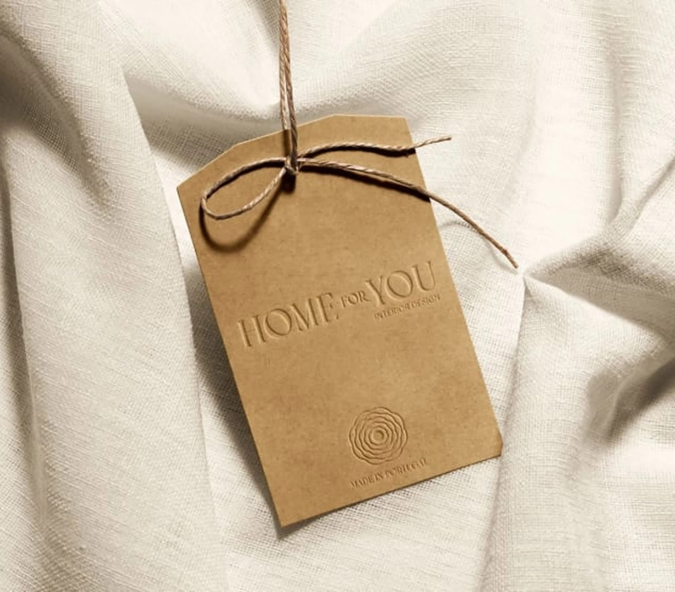 Aplicação da marca Home For You em packaging e materiais físicos