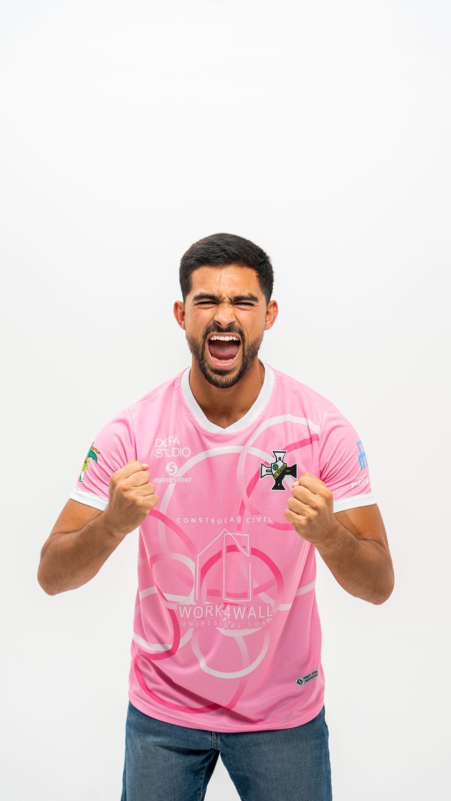 Retrato profissional em estúdio de jogador d'Os Romanos