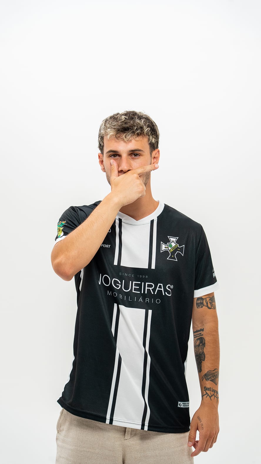 Retrato profissional em estúdio de jogador d'Os Romanos