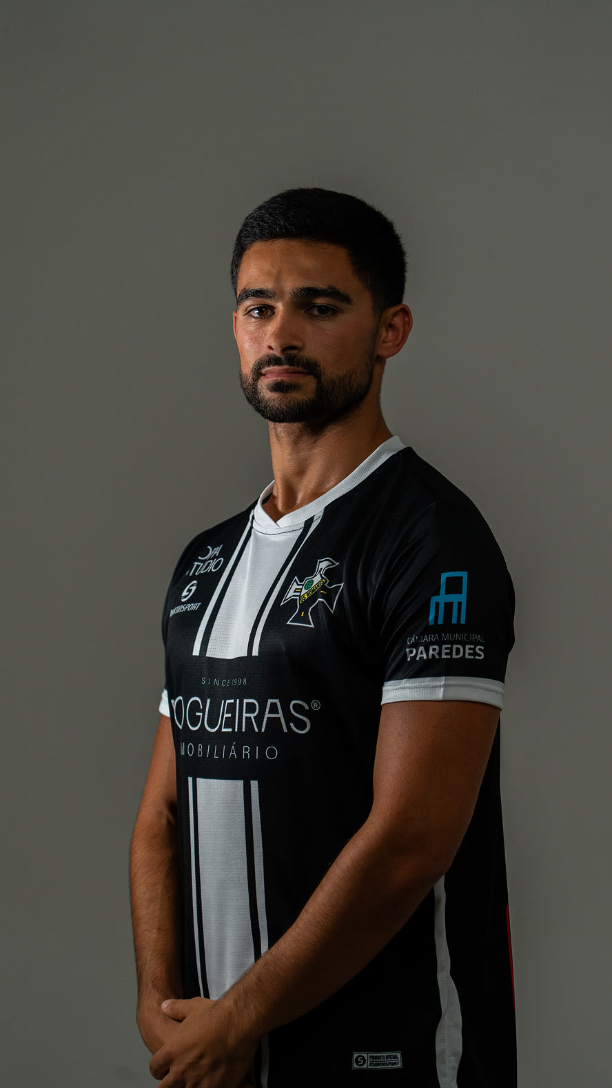 Retrato profissional em estúdio de jogador d'Os Romanos