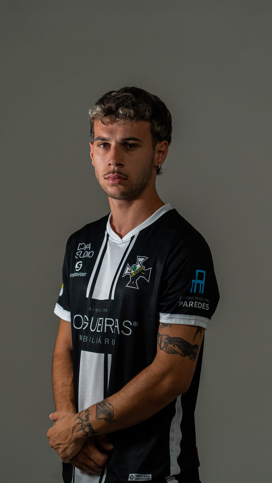 Retrato profissional em estúdio de jogador d'Os Romanos