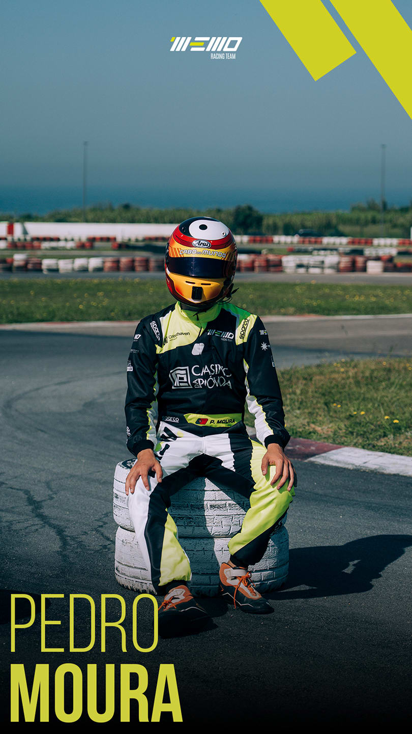 Retrato individual de piloto da Memo Racing Team com equipamento